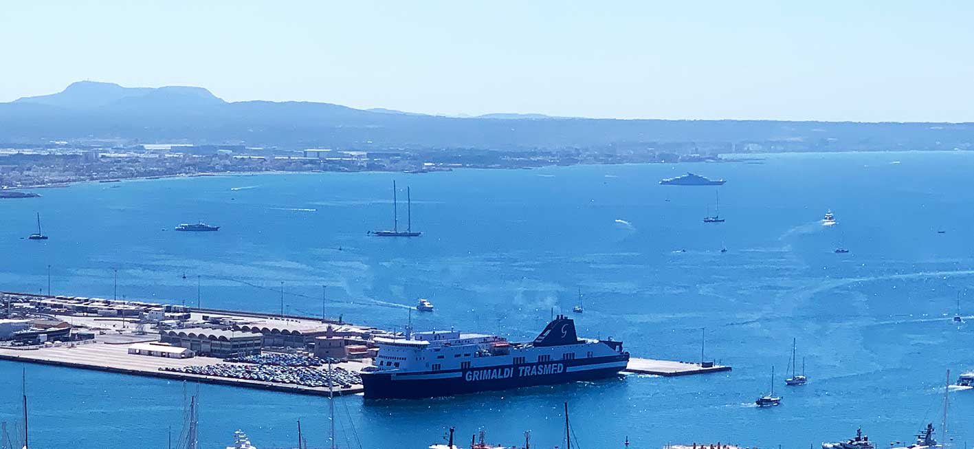 Ferry in the port of Palma de Mallorca, Ferry en Puerto de Palma de Mallorca